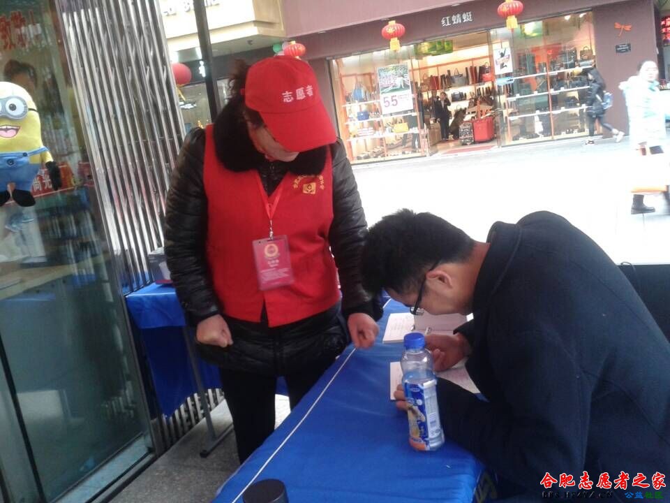 杜世琼在服务.jpg